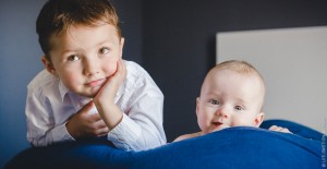 Le portrait de deux frères à leur domicile