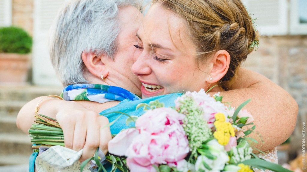 Fin de cérémonie laique, la mariée est en larmes dans les bras de sa mère