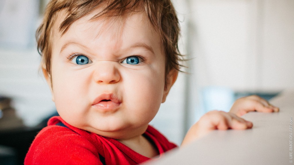 Portrait couleur d'un bébé espiègle à Paris